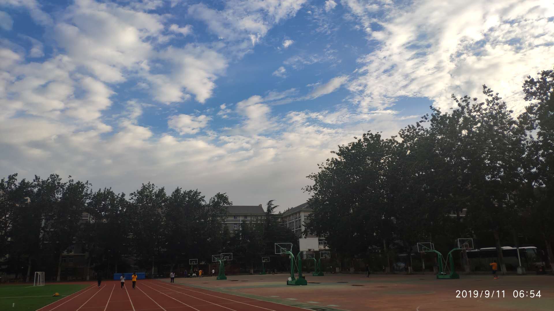 早上七点北外操场的蓝天白云